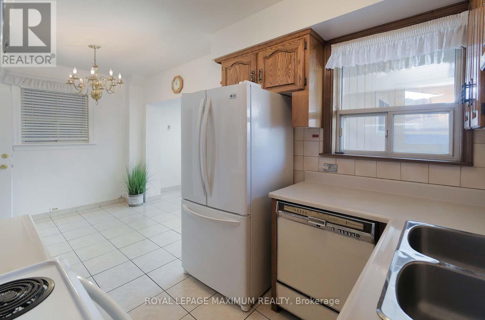 












245 BELGRAVIA AVENUE

,
Toronto,




Ontario
M6E2M9

