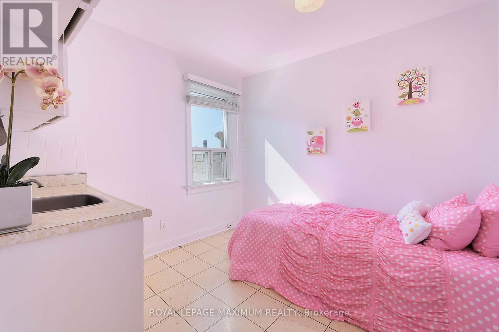 












245 BELGRAVIA AVENUE

,
Toronto,




Ontario
M6E2M9

