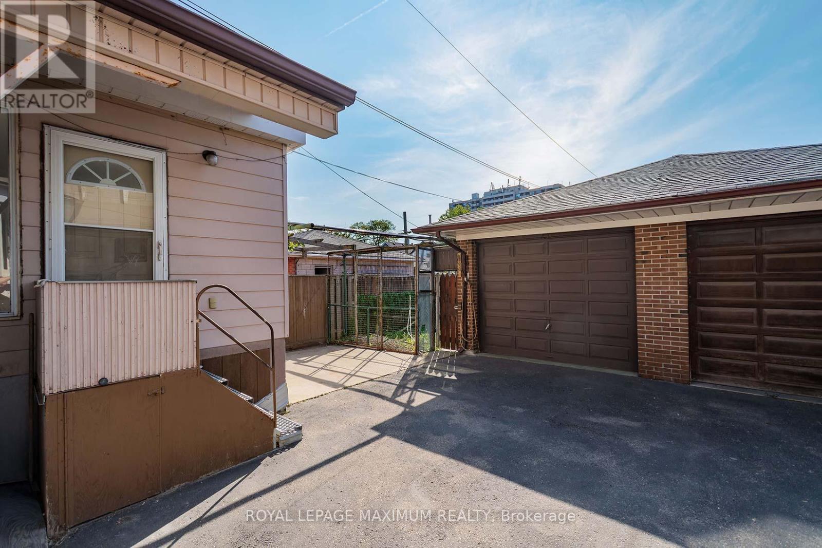 












245 BELGRAVIA AVENUE

,
Toronto,




Ontario
M6E2M9


