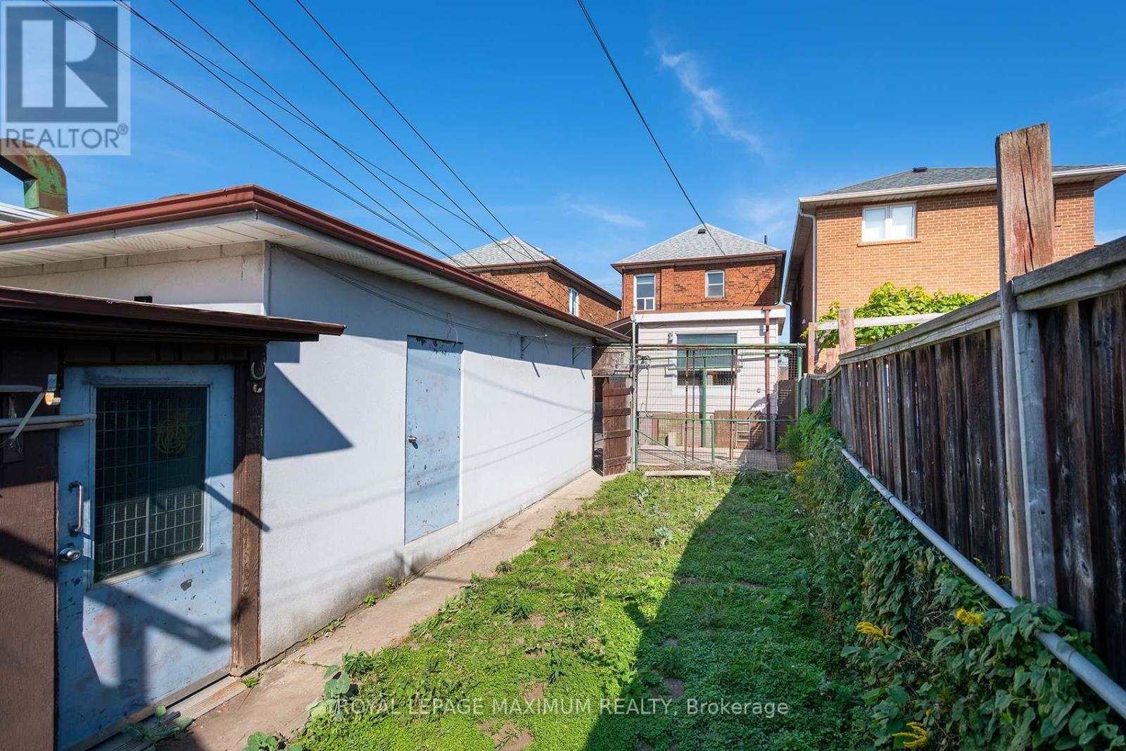 












245 BELGRAVIA AVENUE

,
Toronto,




Ontario
M6E2M9

