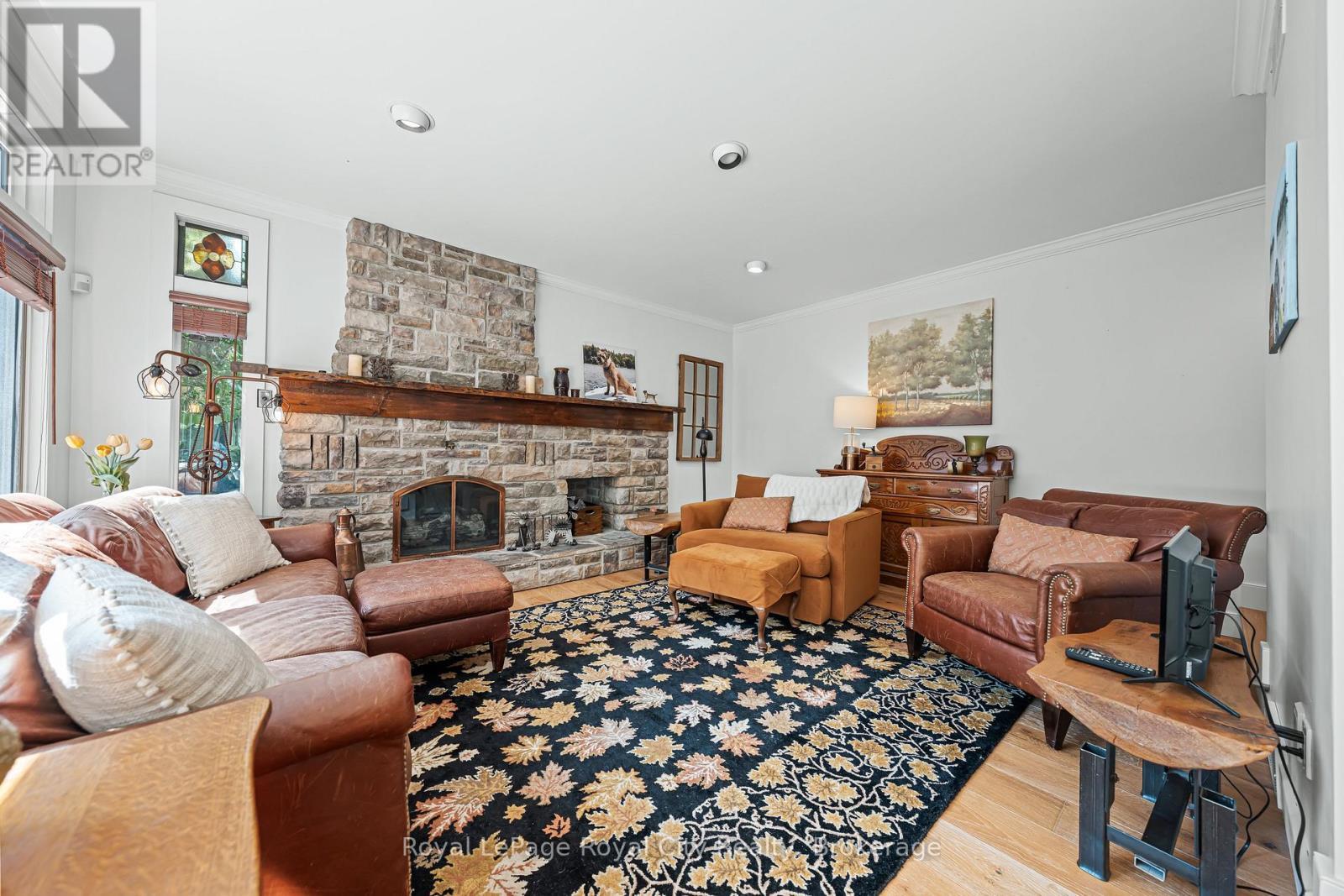 












35 MONTICELLO CRESCENT

,
Guelph (Kortright East),




Ontario
N1G2M1

