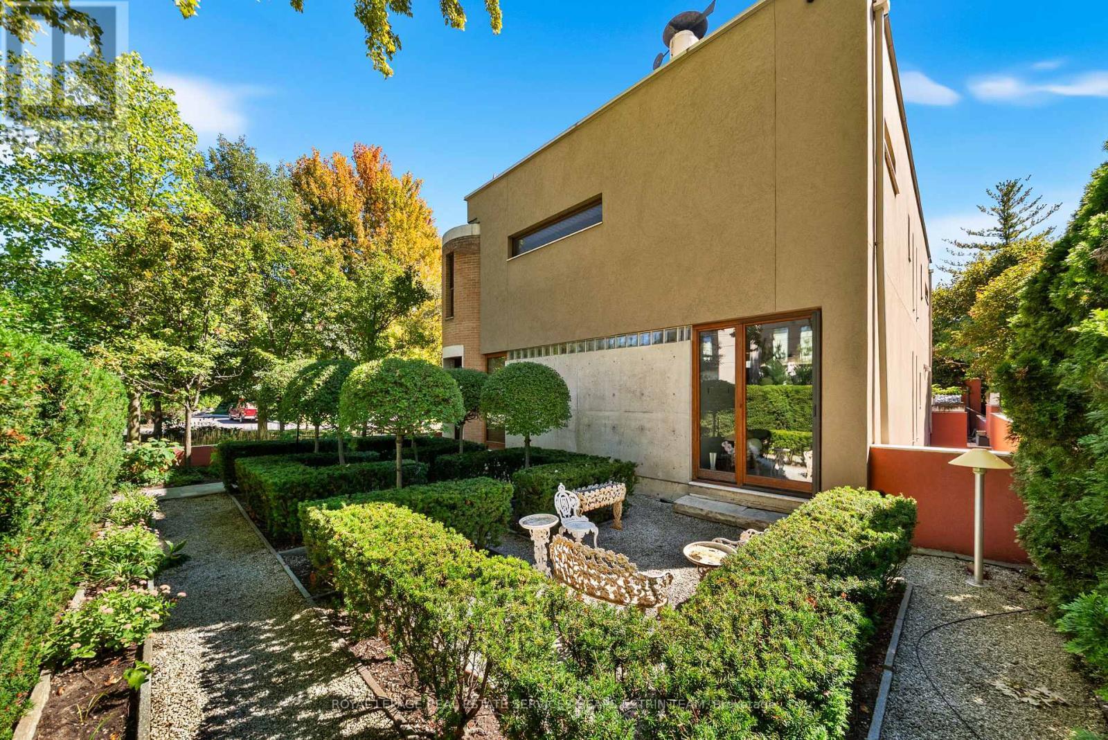 












31 GOVERNORS ROAD

,
Toronto,




Ontario
M4W2E9

