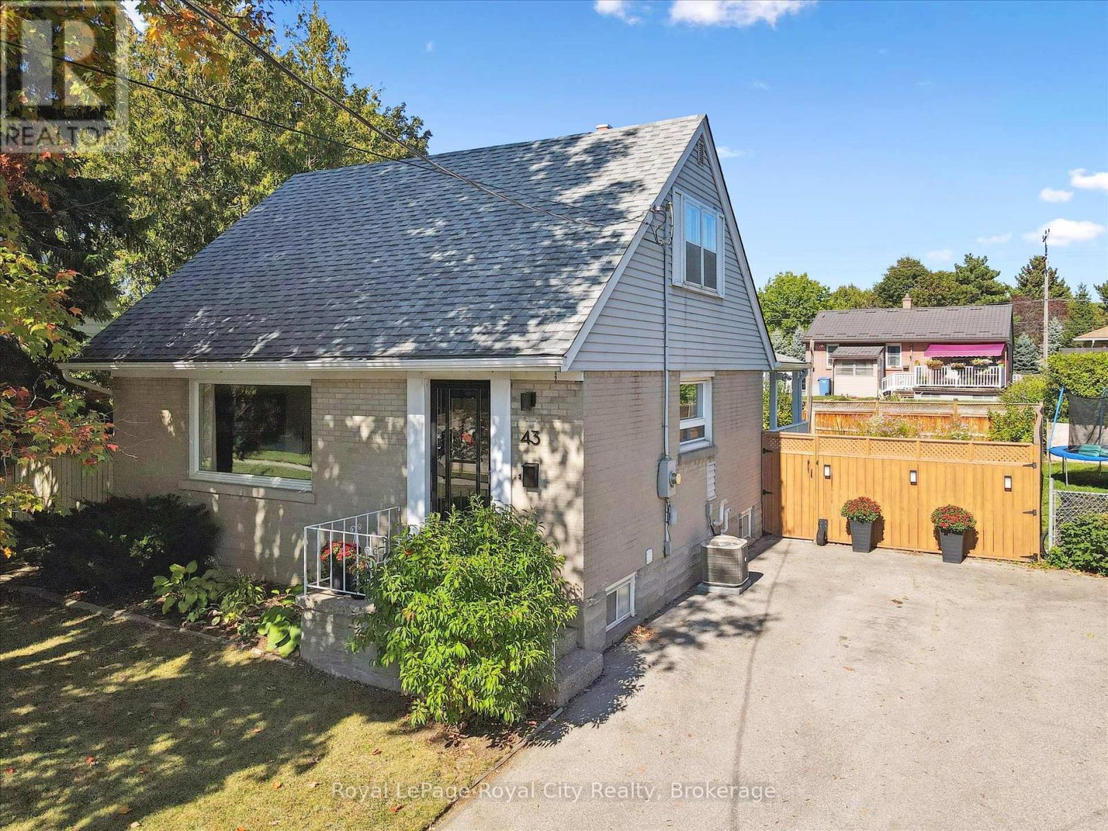 












43 VANCOUVER DRIVE

,
Guelph (St. George's),




Ontario
N1E2E7


