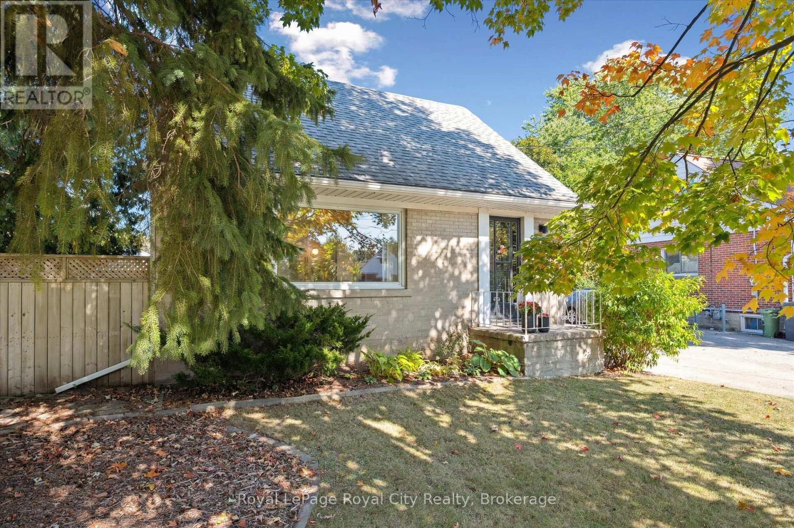 












43 VANCOUVER DRIVE

,
Guelph (St. George's),




Ontario
N1E2E7

