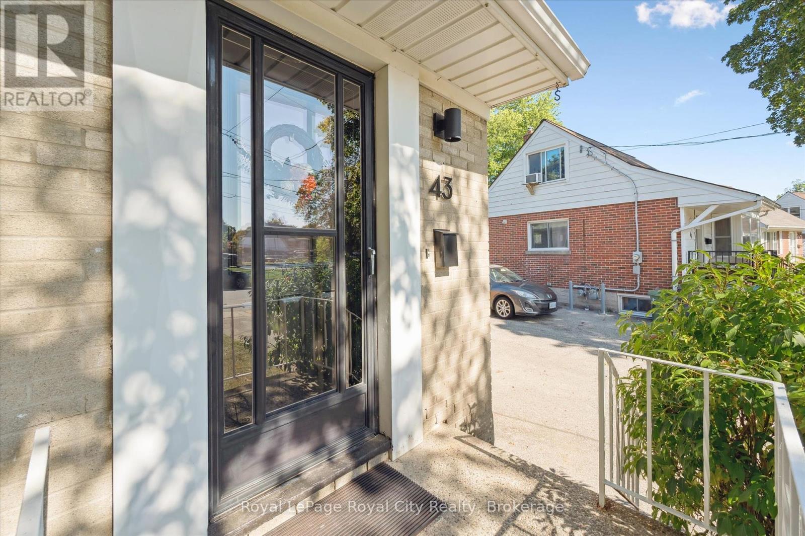 












43 VANCOUVER DRIVE

,
Guelph (St. George's),




Ontario
N1E2E7


