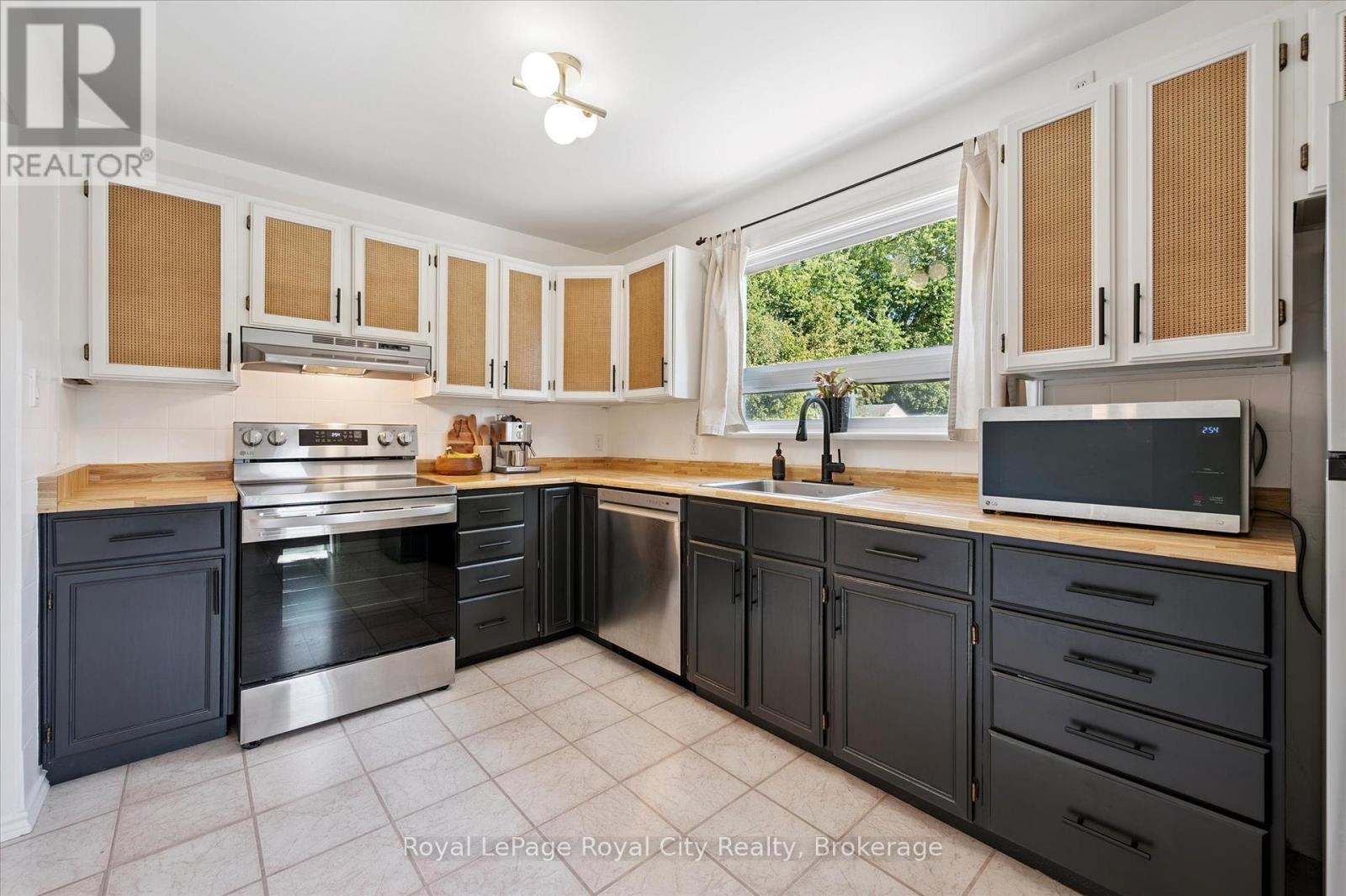 












43 VANCOUVER DRIVE

,
Guelph (St. George's),




Ontario
N1E2E7

