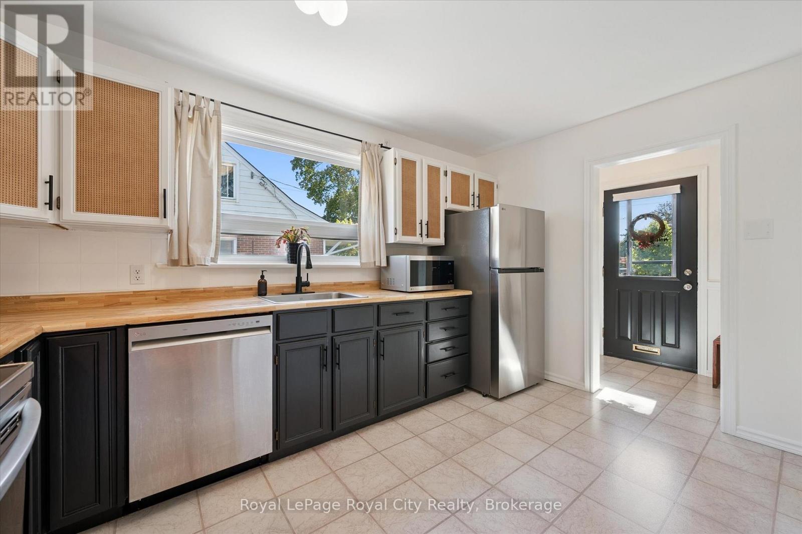 












43 VANCOUVER DRIVE

,
Guelph (St. George's),




Ontario
N1E2E7

