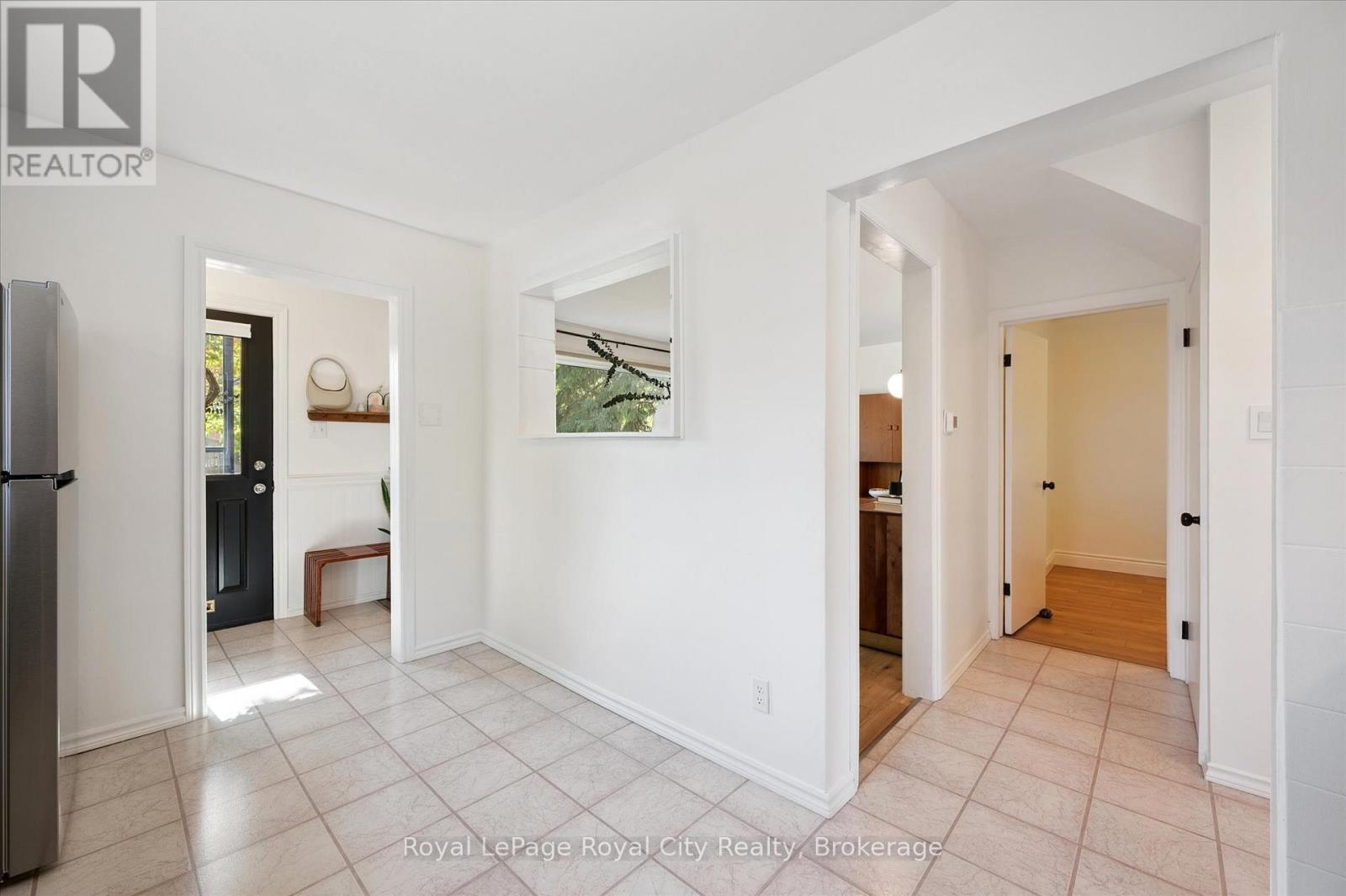 












43 VANCOUVER DRIVE

,
Guelph (St. George's),




Ontario
N1E2E7

