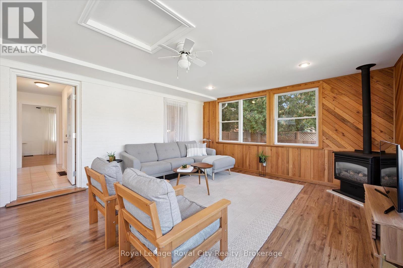












43 VANCOUVER DRIVE

,
Guelph (St. George's),




Ontario
N1E2E7

