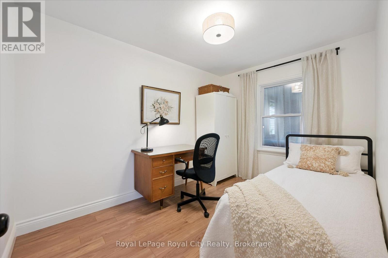 












43 VANCOUVER DRIVE

,
Guelph (St. George's),




Ontario
N1E2E7

