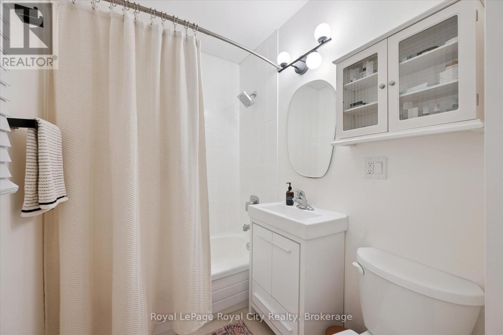 












43 VANCOUVER DRIVE

,
Guelph (St. George's),




Ontario
N1E2E7

