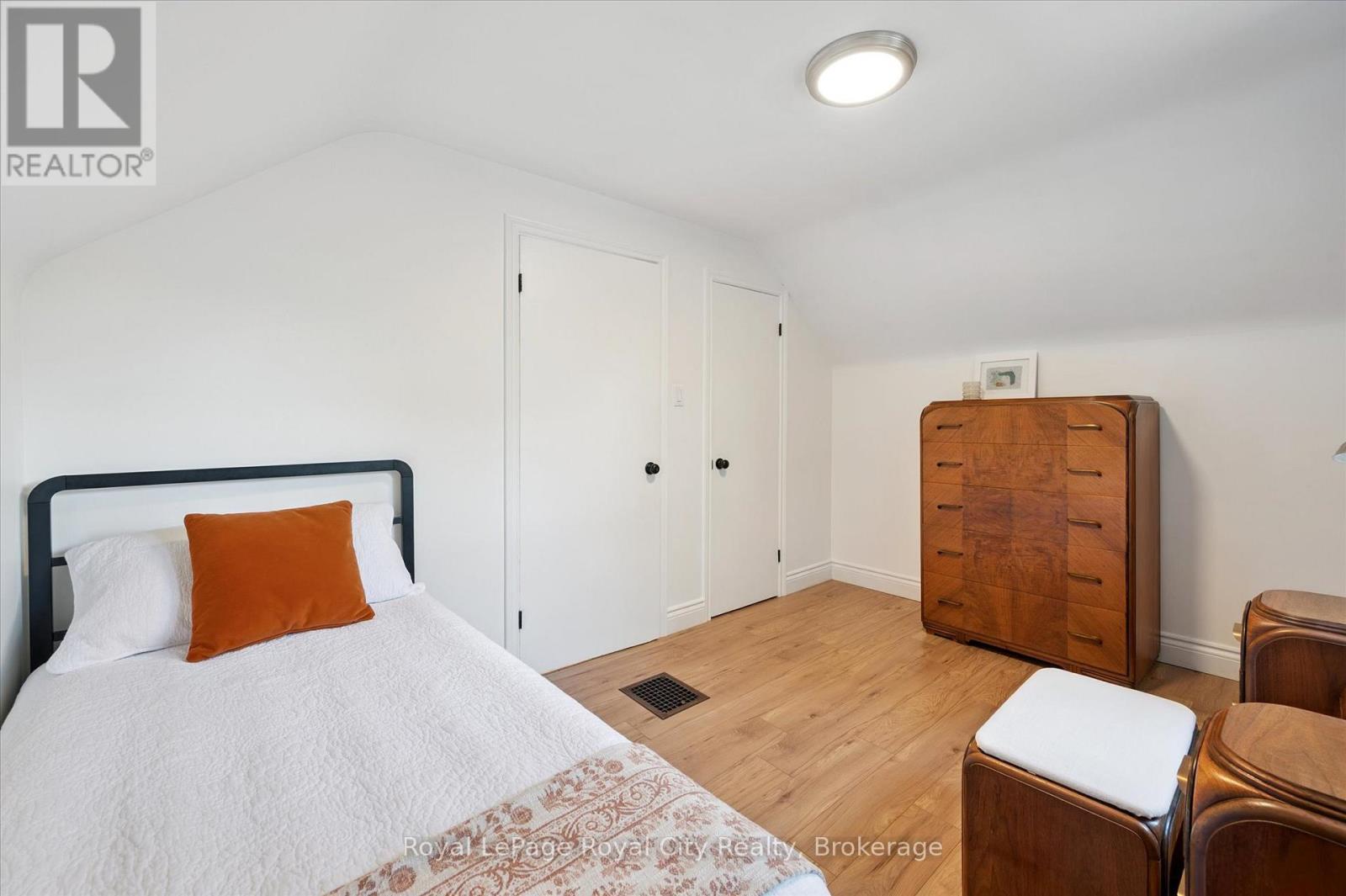 












43 VANCOUVER DRIVE

,
Guelph (St. George's),




Ontario
N1E2E7

