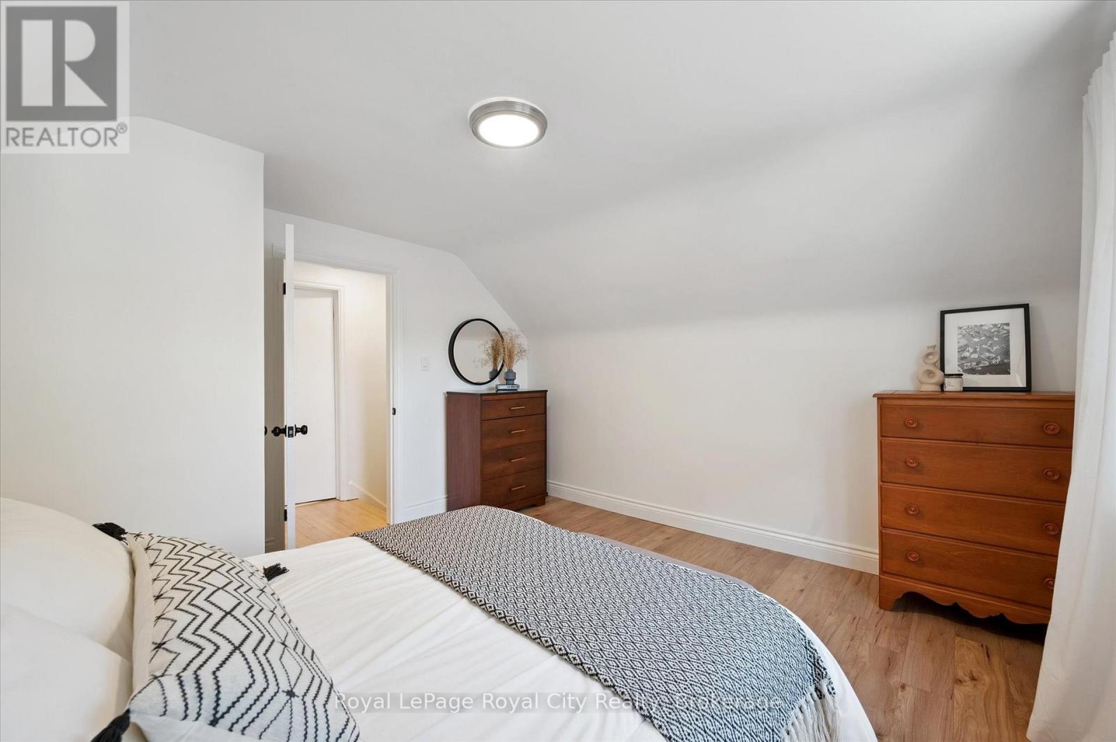 












43 VANCOUVER DRIVE

,
Guelph (St. George's),




Ontario
N1E2E7

