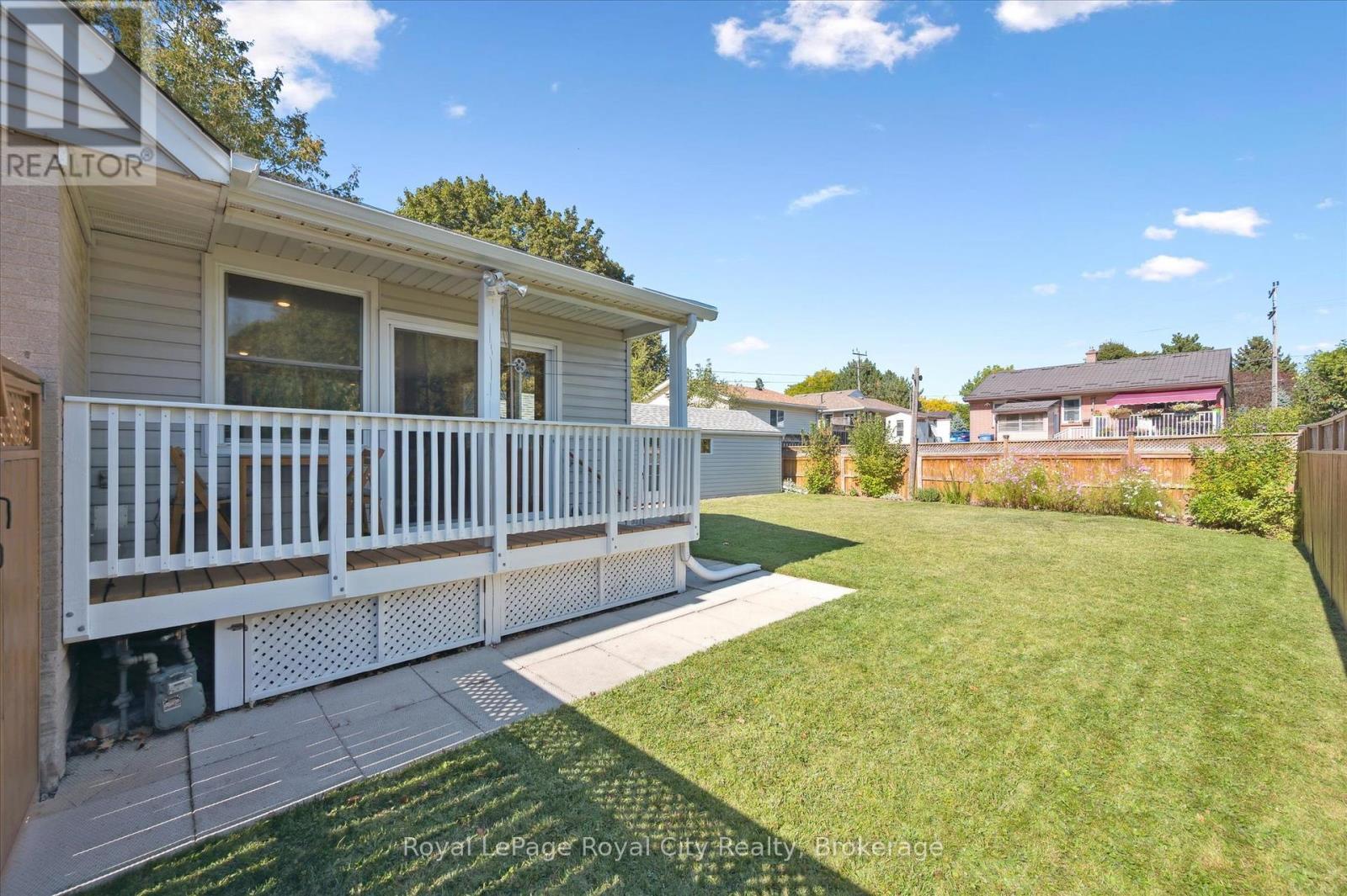 












43 VANCOUVER DRIVE

,
Guelph (St. George's),




Ontario
N1E2E7

