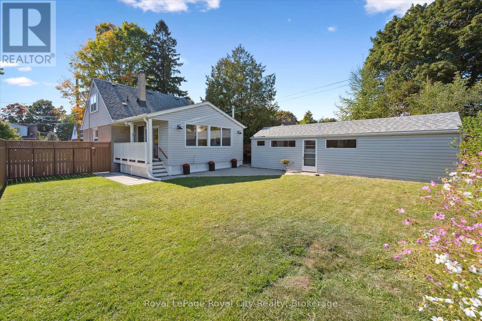 












43 VANCOUVER DRIVE

,
Guelph (St. George's),




Ontario
N1E2E7

