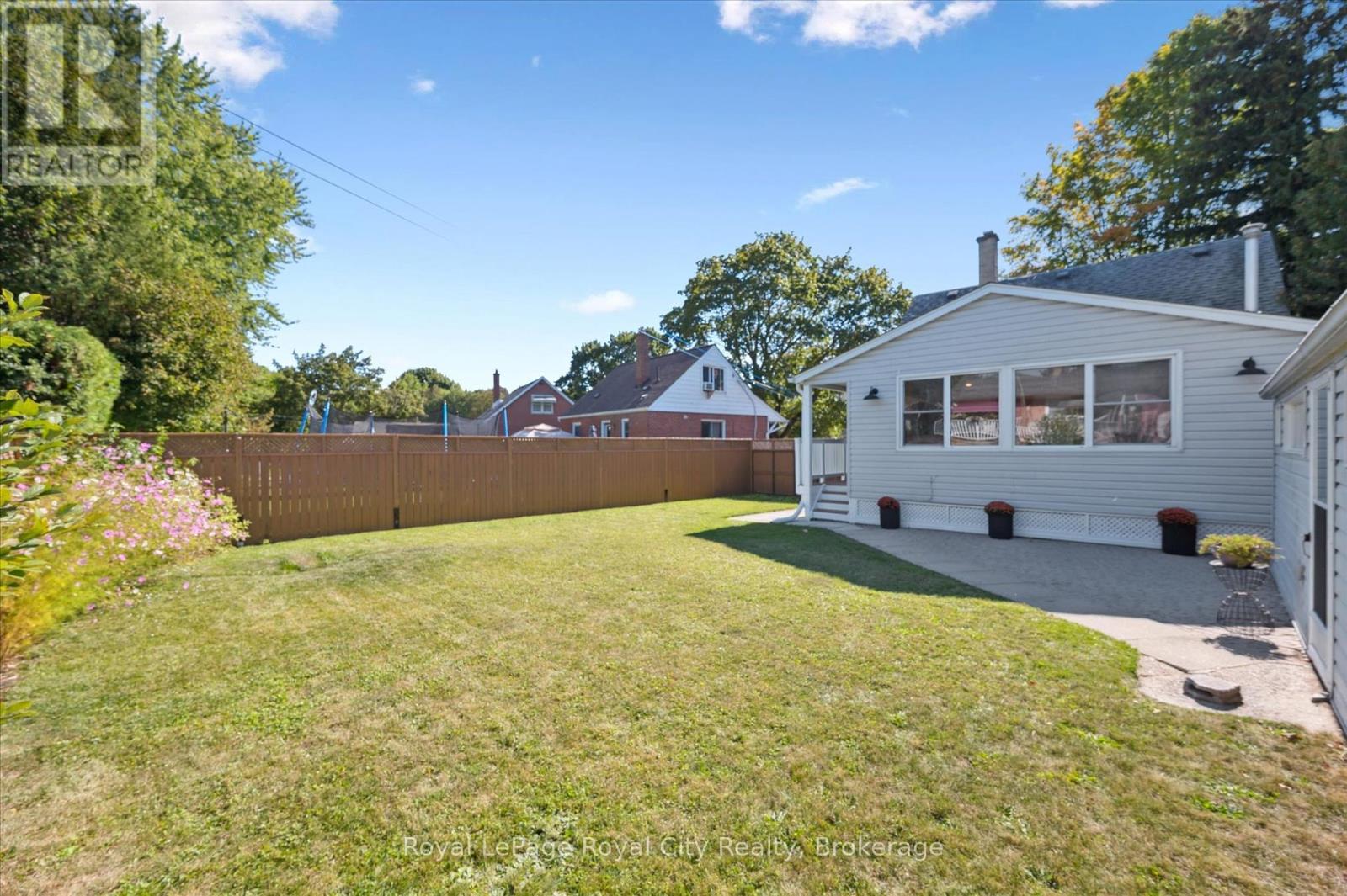 












43 VANCOUVER DRIVE

,
Guelph (St. George's),




Ontario
N1E2E7

