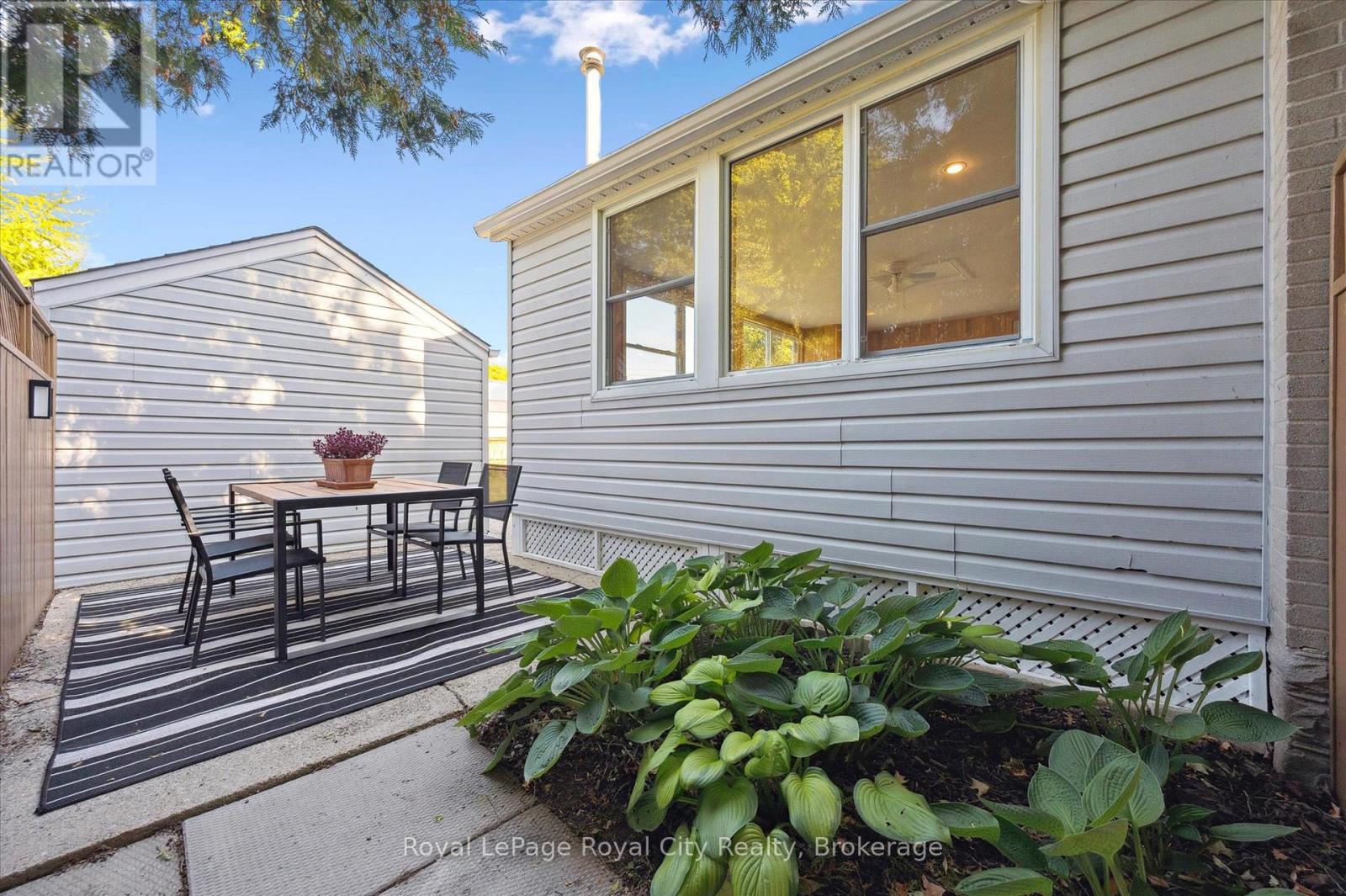 












43 VANCOUVER DRIVE

,
Guelph (St. George's),




Ontario
N1E2E7

