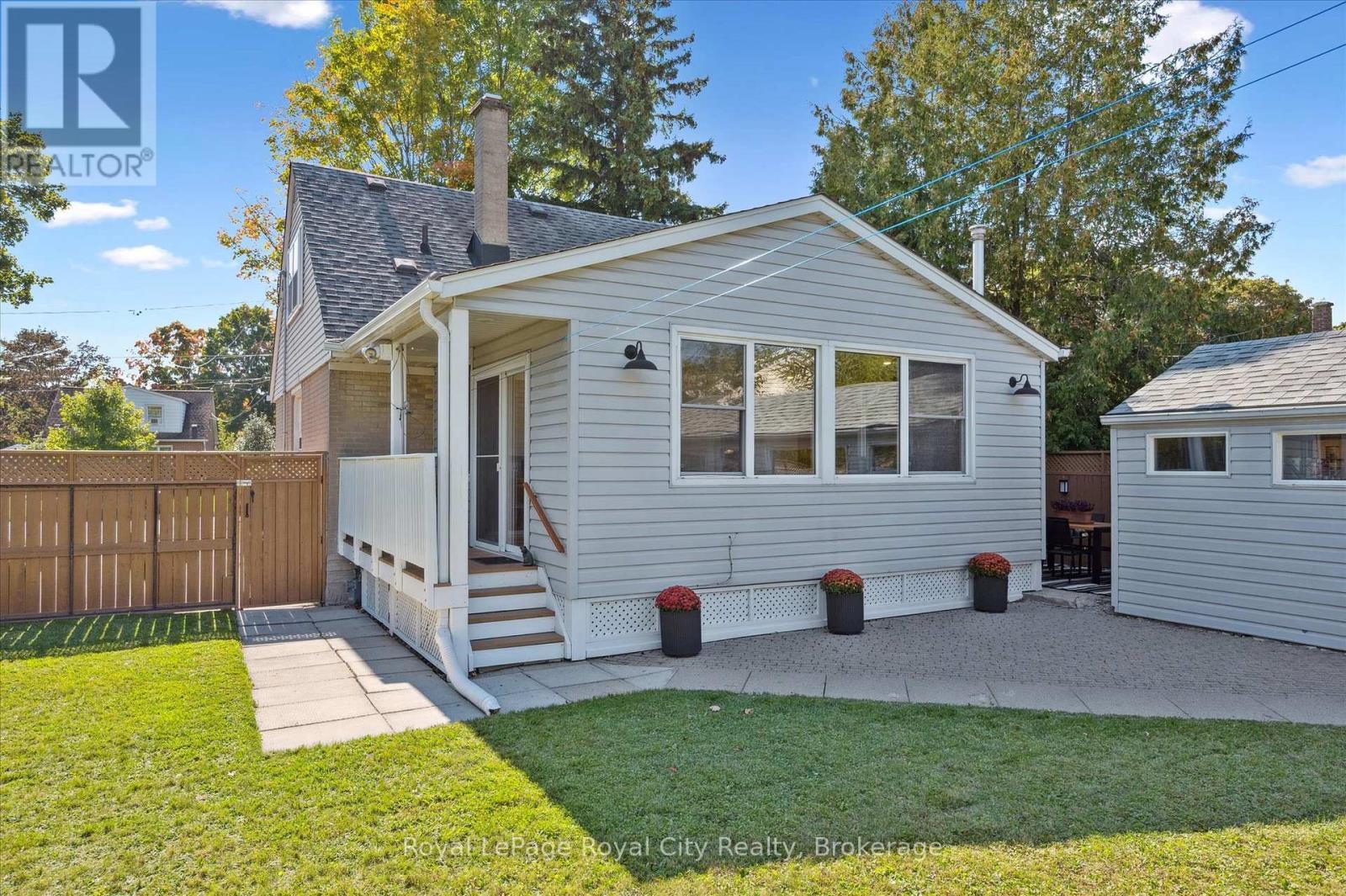 












43 VANCOUVER DRIVE

,
Guelph (St. George's),




Ontario
N1E2E7

