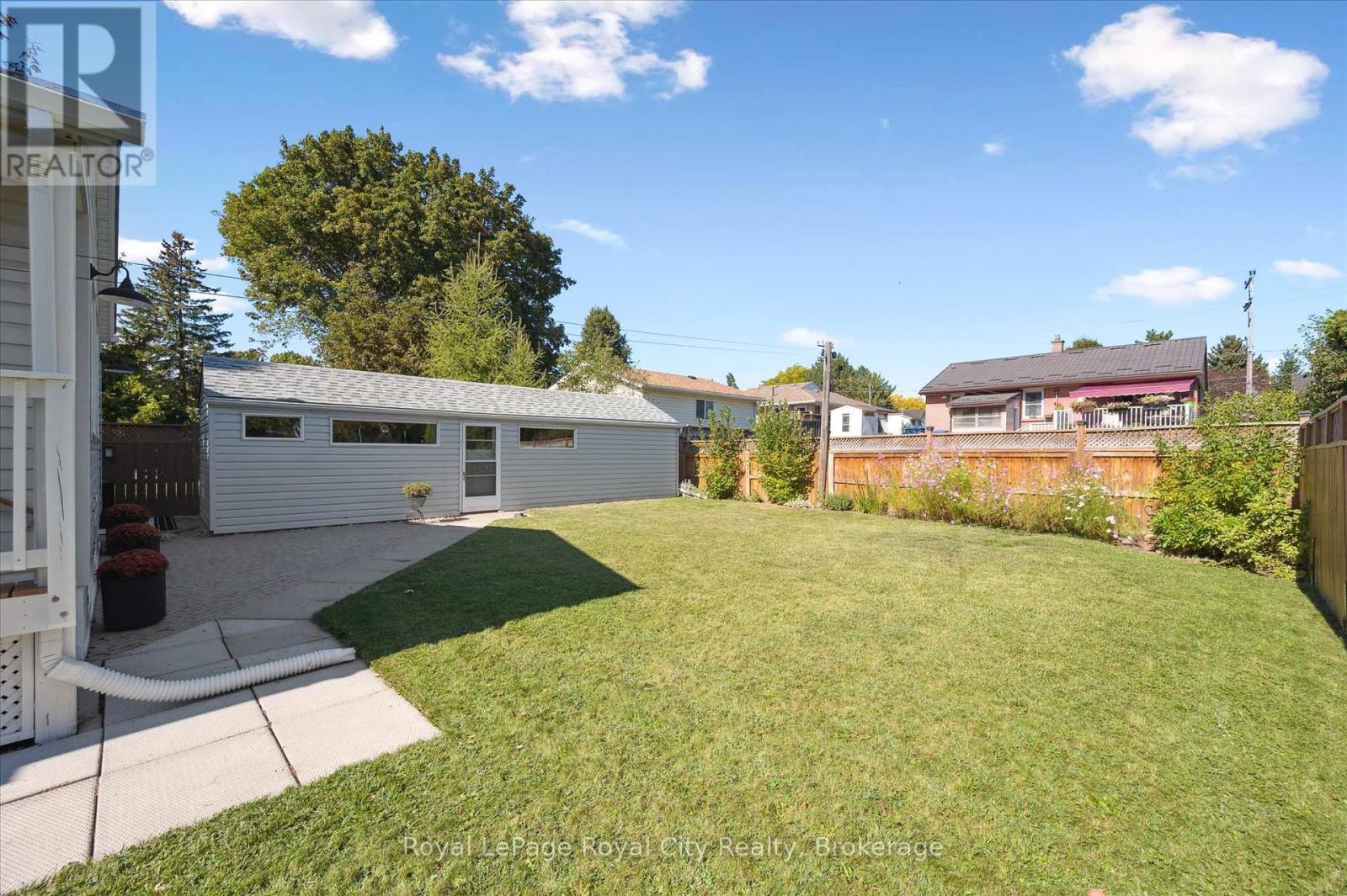 












43 VANCOUVER DRIVE

,
Guelph (St. George's),




Ontario
N1E2E7

