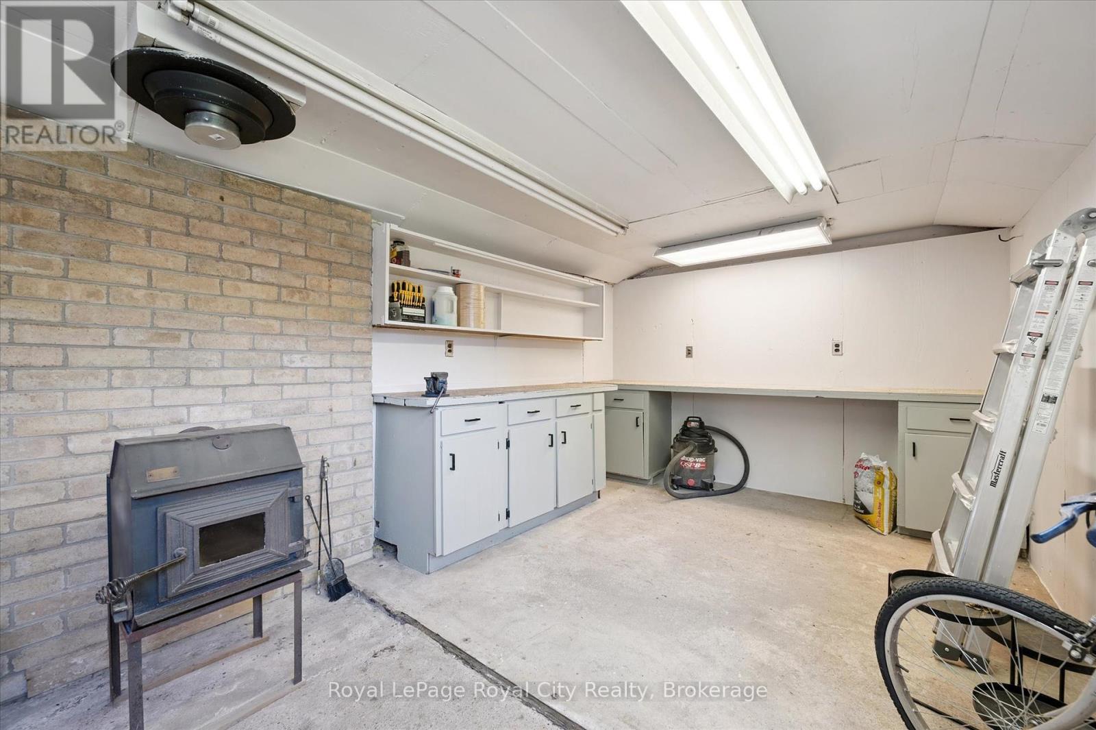 












43 VANCOUVER DRIVE

,
Guelph (St. George's),




Ontario
N1E2E7

