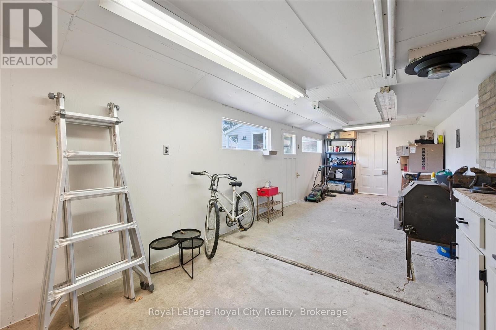 












43 VANCOUVER DRIVE

,
Guelph (St. George's),




Ontario
N1E2E7

