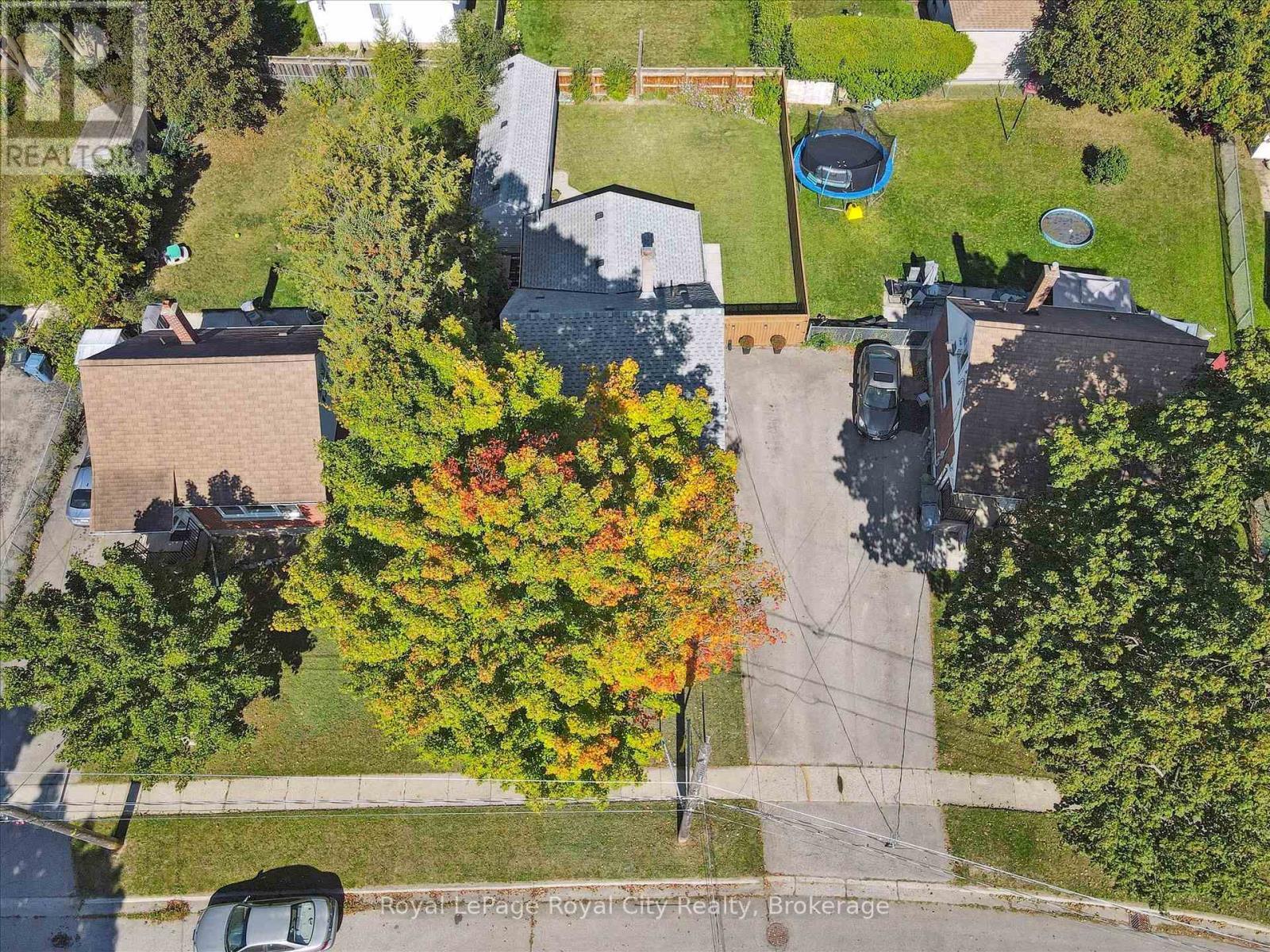 












43 VANCOUVER DRIVE

,
Guelph (St. George's),




Ontario
N1E2E7

