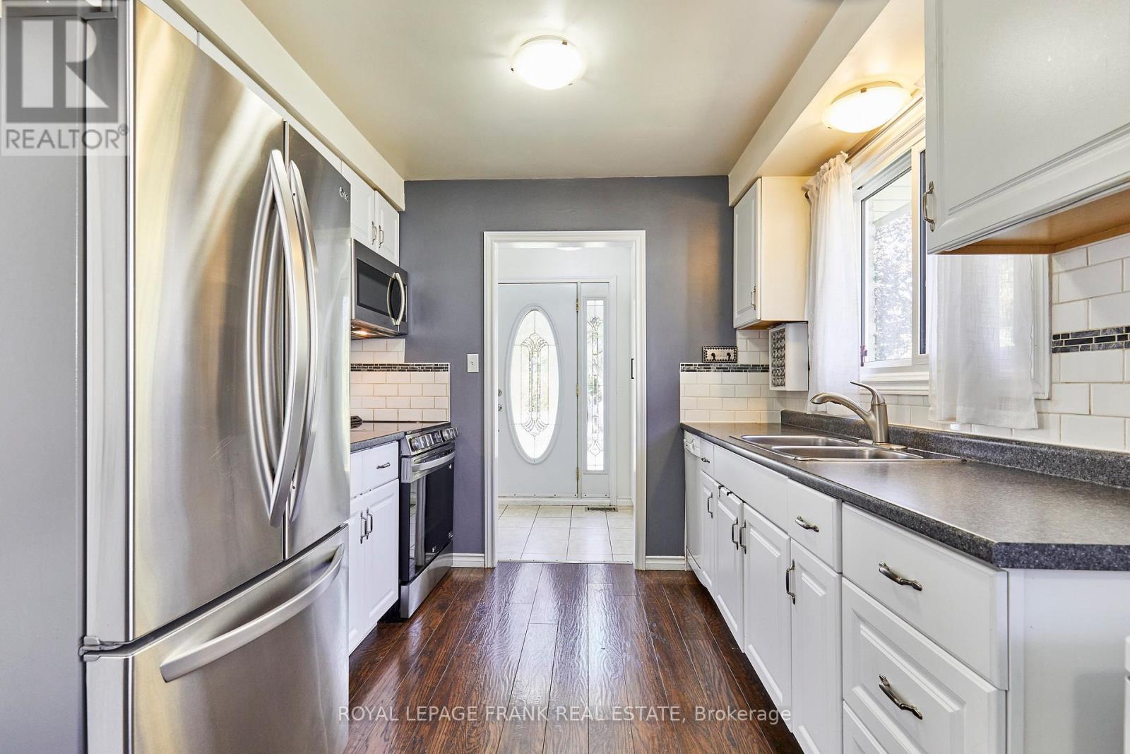 












733 CLIFTON DRIVE

,
Oshawa (Centennial),




Ontario
L1G2Y9

