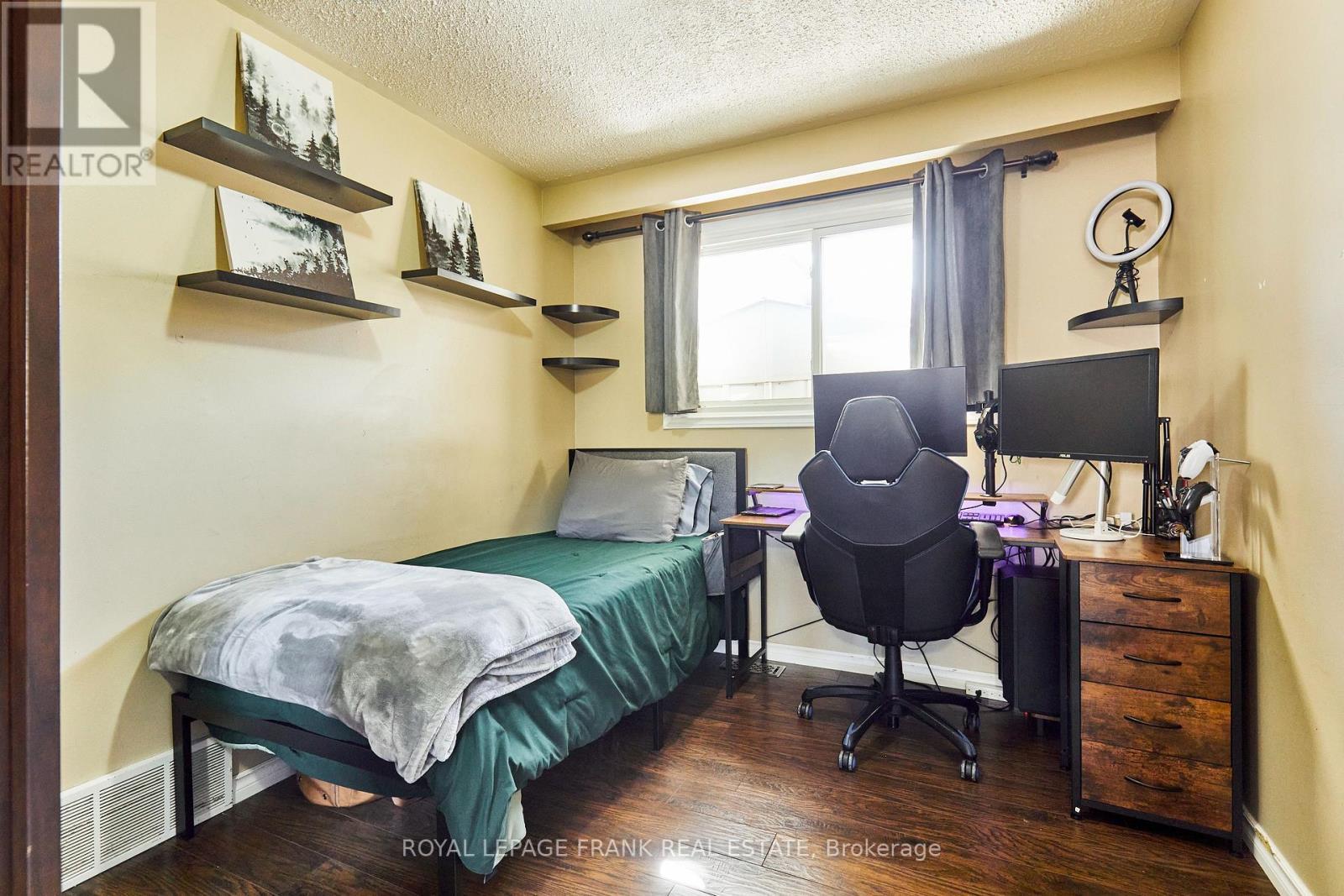 












733 CLIFTON DRIVE

,
Oshawa (Centennial),




Ontario
L1G2Y9

