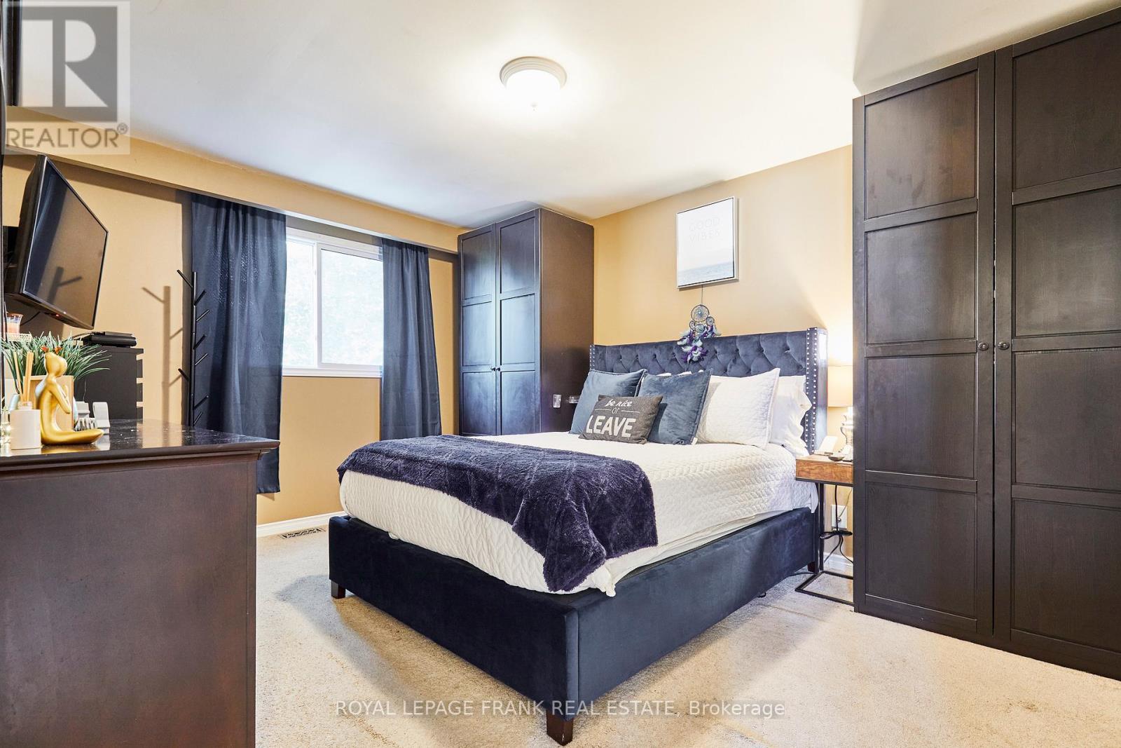 












733 CLIFTON DRIVE

,
Oshawa (Centennial),




Ontario
L1G2Y9

