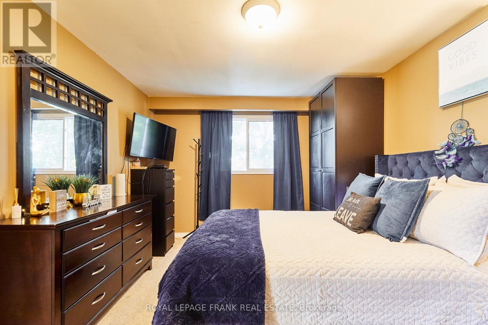 












733 CLIFTON DRIVE

,
Oshawa (Centennial),




Ontario
L1G2Y9

