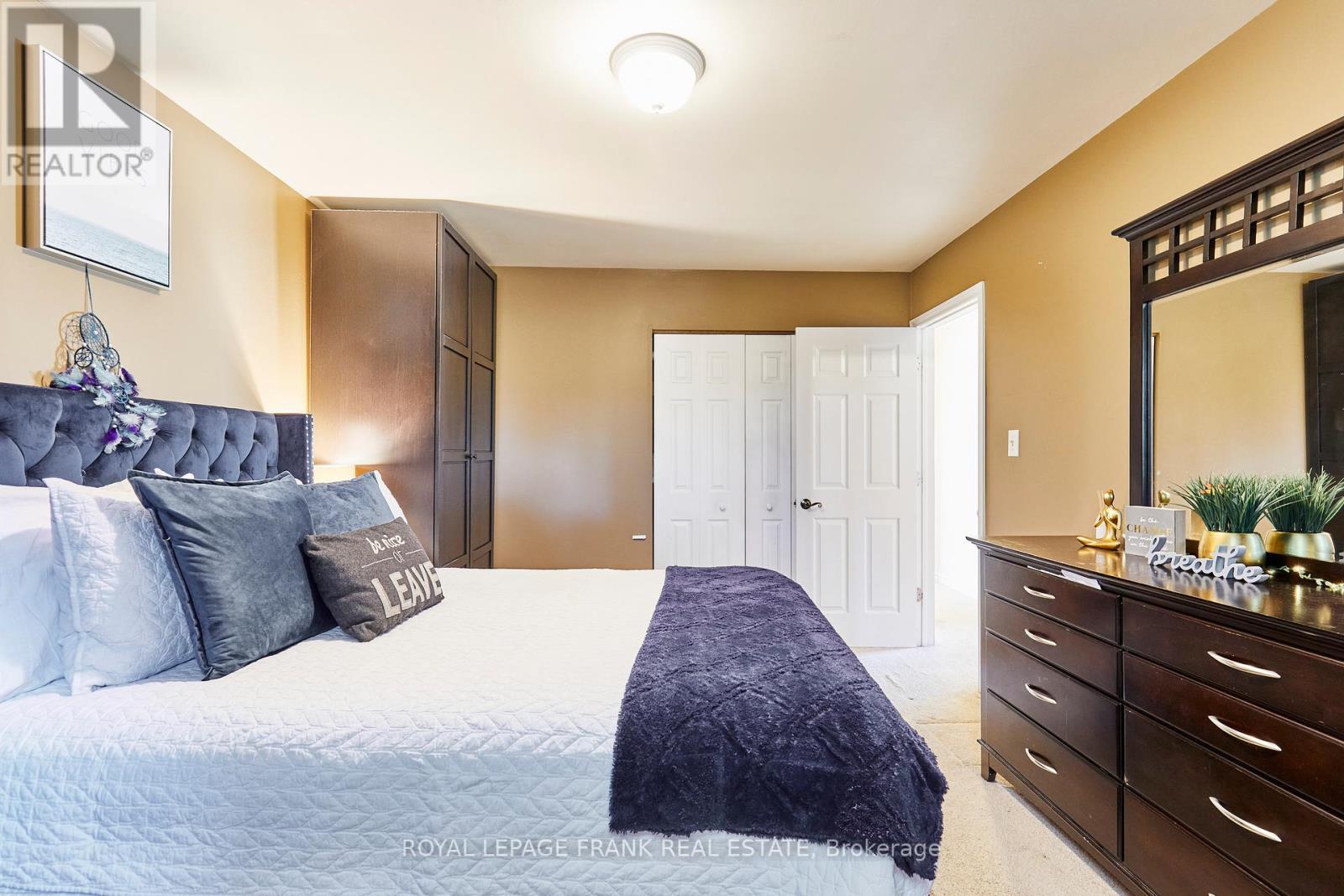 












733 CLIFTON DRIVE

,
Oshawa (Centennial),




Ontario
L1G2Y9

