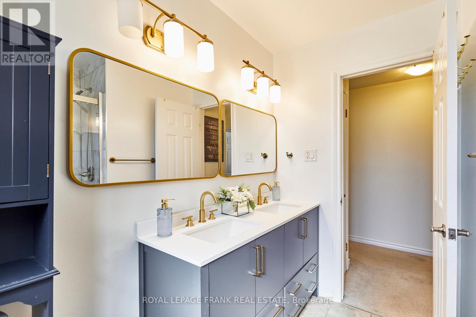 












733 CLIFTON DRIVE

,
Oshawa (Centennial),




Ontario
L1G2Y9

