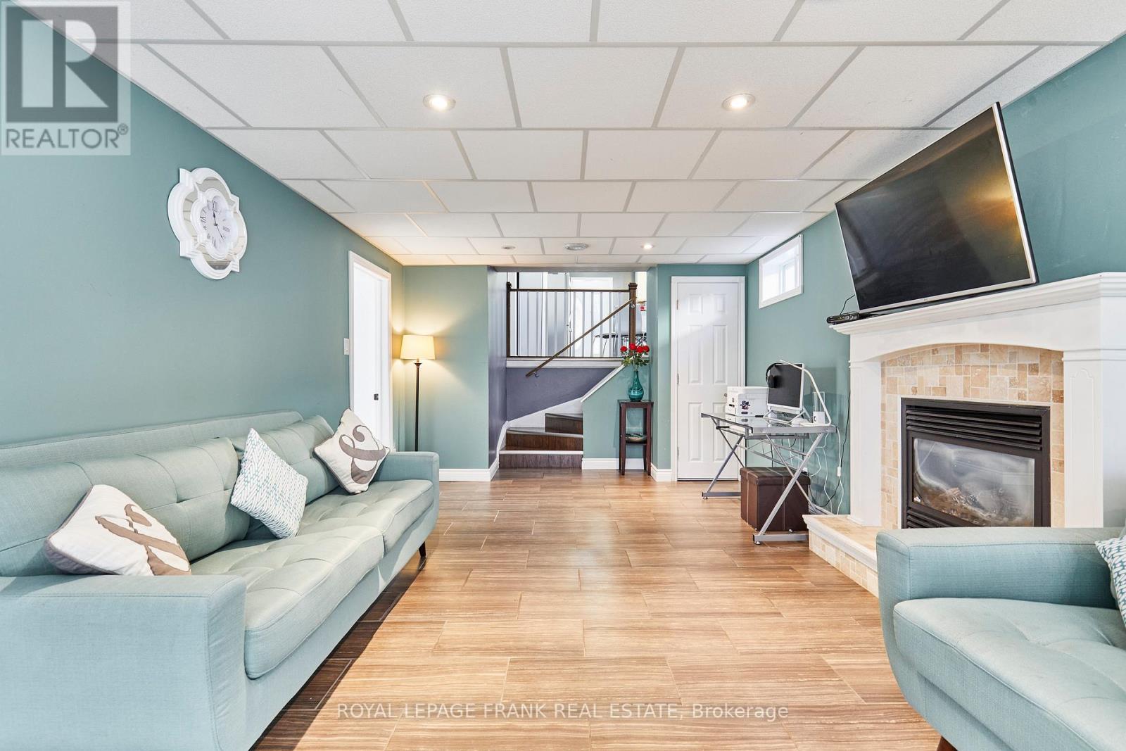 












733 CLIFTON DRIVE

,
Oshawa (Centennial),




Ontario
L1G2Y9

