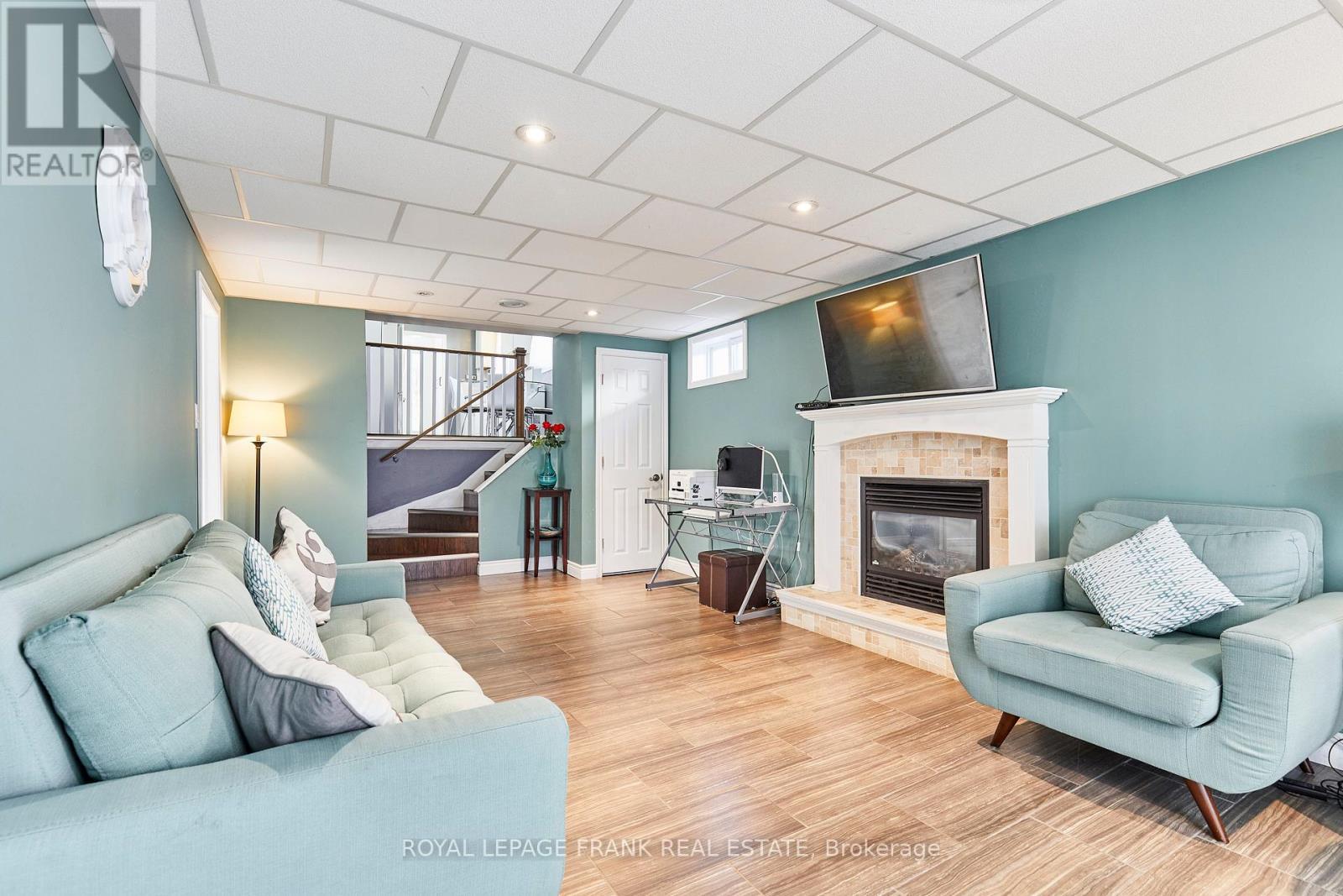 












733 CLIFTON DRIVE

,
Oshawa (Centennial),




Ontario
L1G2Y9

