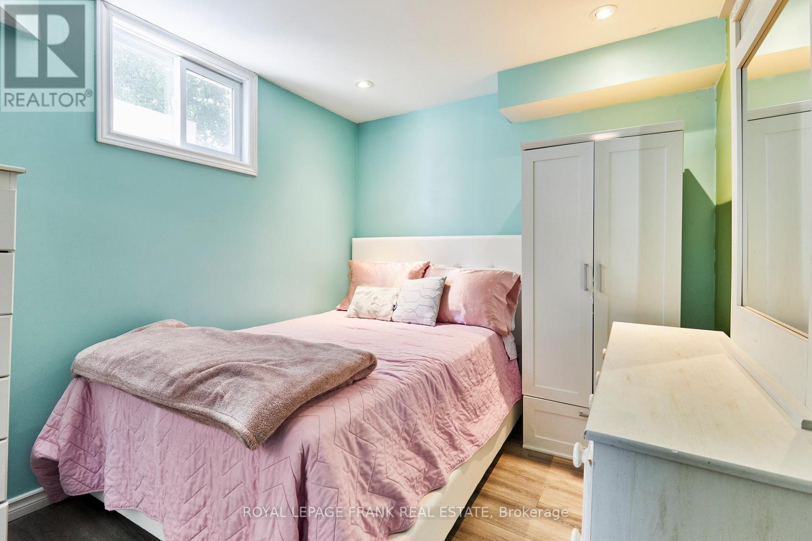 












733 CLIFTON DRIVE

,
Oshawa (Centennial),




Ontario
L1G2Y9


