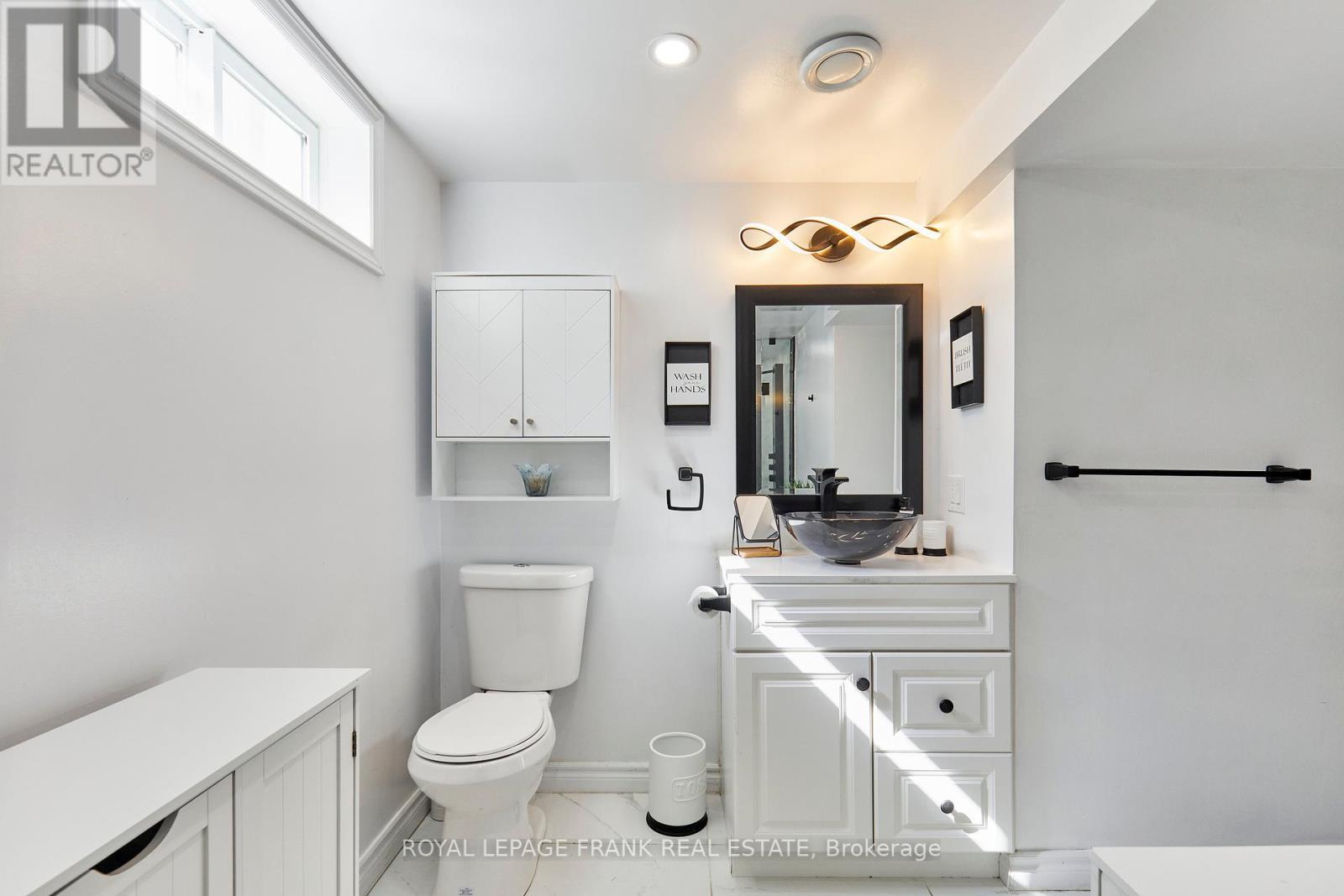 












733 CLIFTON DRIVE

,
Oshawa (Centennial),




Ontario
L1G2Y9

