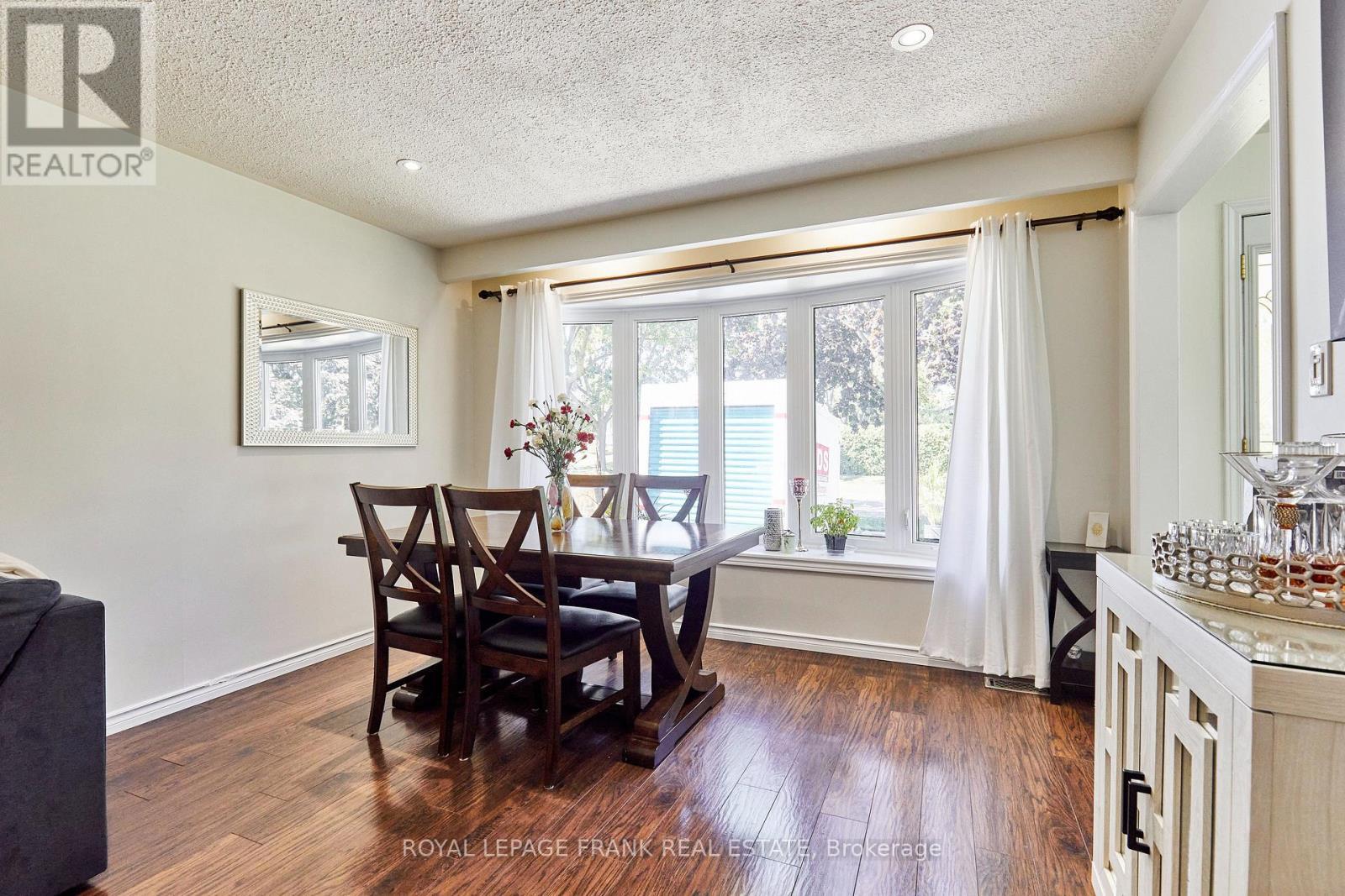 












733 CLIFTON DRIVE

,
Oshawa (Centennial),




Ontario
L1G2Y9

