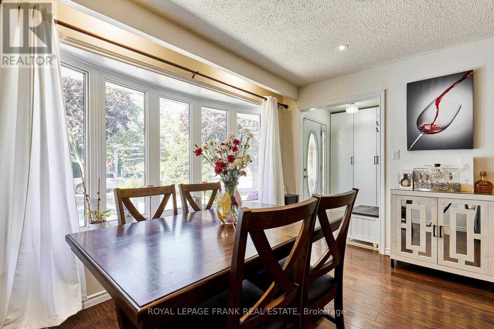 












733 CLIFTON DRIVE

,
Oshawa (Centennial),




Ontario
L1G2Y9


