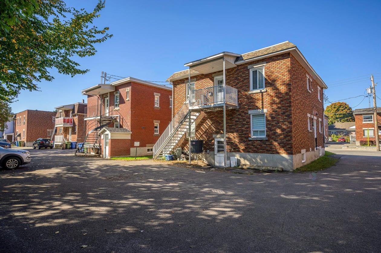 









121

 - 123


Rue De Martigny O.

,
Saint-Jérôme,




QC
J7Y2G2

