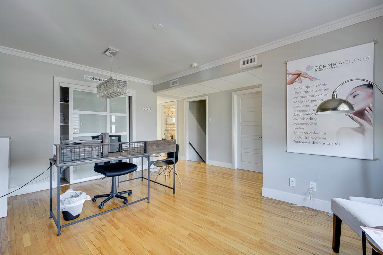 









121

 - 123


Rue De Martigny O.

,
Saint-Jérôme,




QC
J7Y2G2

