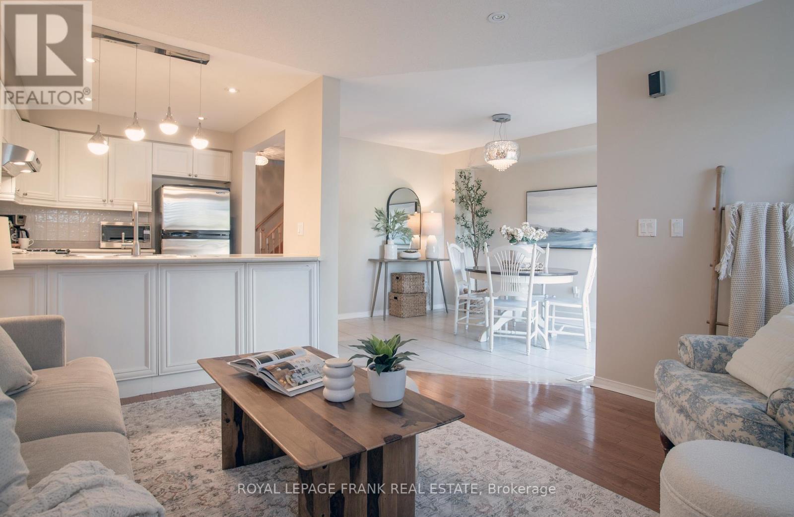 












33 BEXLEY CRESCENT E

,
Whitby (Brooklin),




Ontario
L1M2C7

