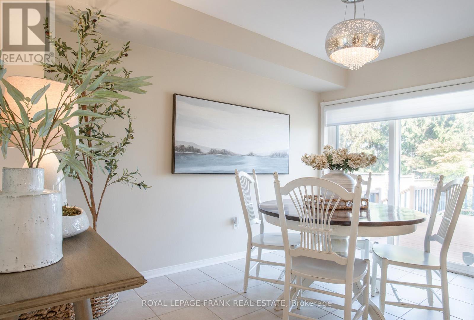 












33 BEXLEY CRESCENT E

,
Whitby (Brooklin),




Ontario
L1M2C7

