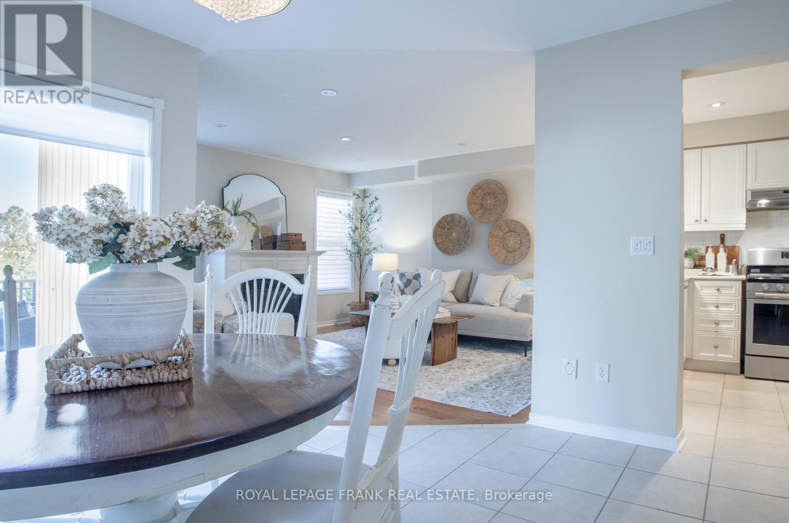 












33 BEXLEY CRESCENT E

,
Whitby (Brooklin),




Ontario
L1M2C7

