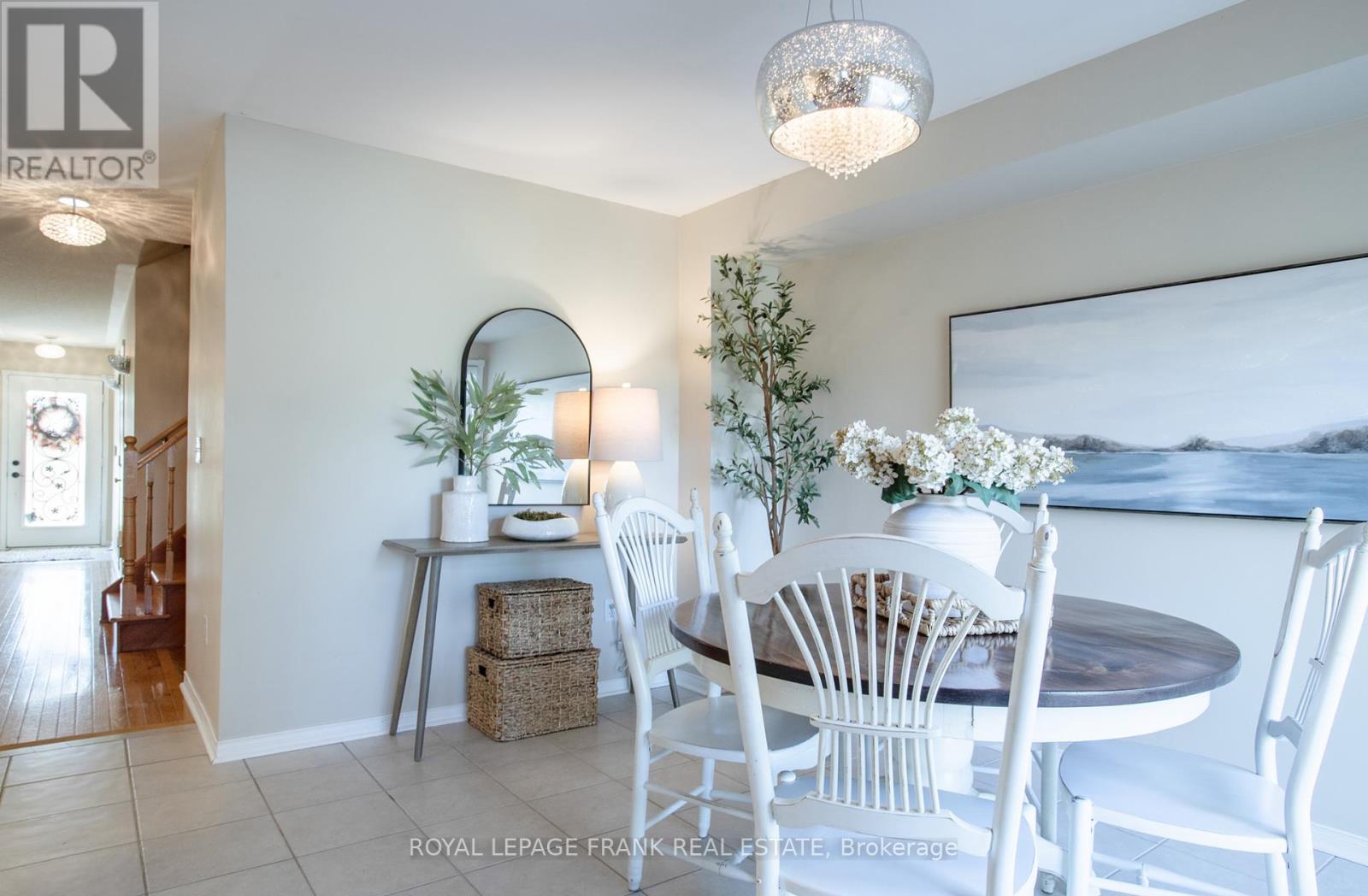 












33 BEXLEY CRESCENT E

,
Whitby (Brooklin),




Ontario
L1M2C7

