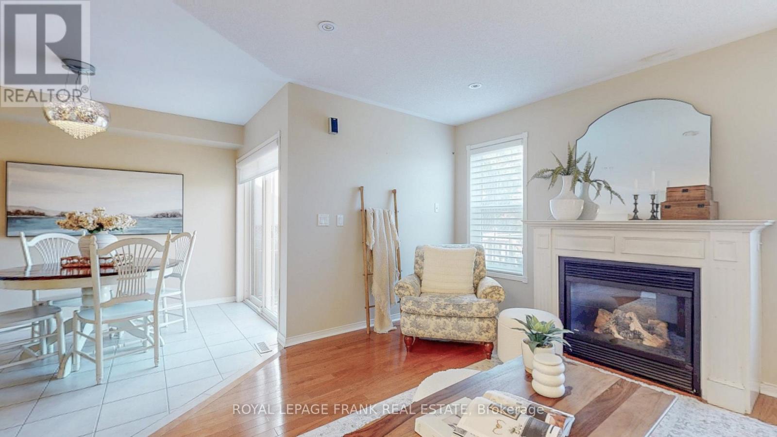 












33 BEXLEY CRESCENT E

,
Whitby (Brooklin),




Ontario
L1M2C7

