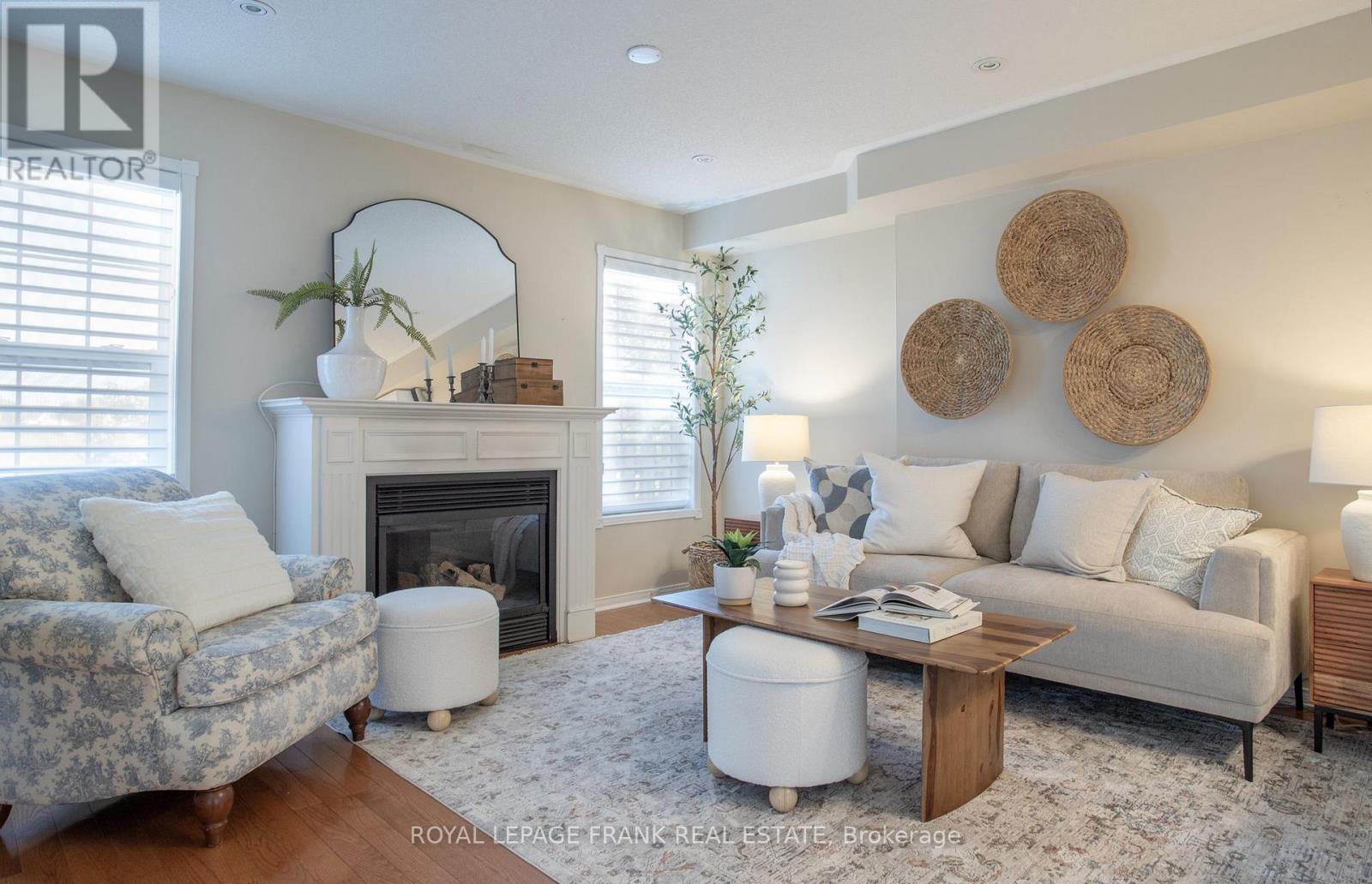 












33 BEXLEY CRESCENT E

,
Whitby (Brooklin),




Ontario
L1M2C7

