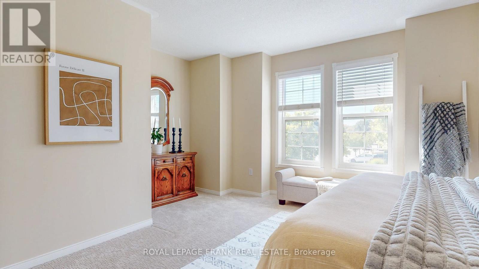 












33 BEXLEY CRESCENT E

,
Whitby (Brooklin),




Ontario
L1M2C7

