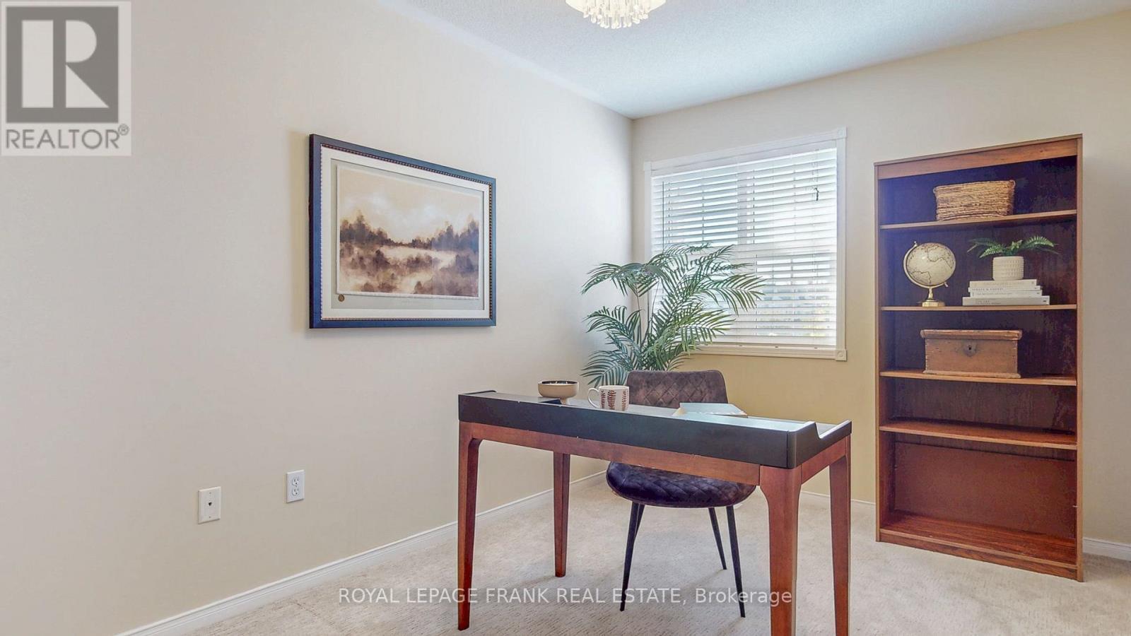 












33 BEXLEY CRESCENT E

,
Whitby (Brooklin),




Ontario
L1M2C7

