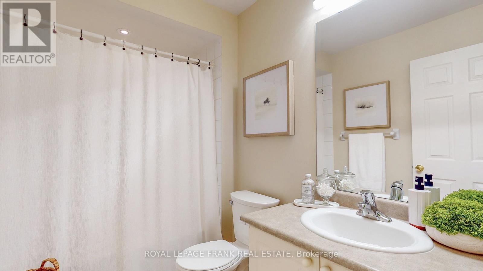 












33 BEXLEY CRESCENT E

,
Whitby (Brooklin),




Ontario
L1M2C7

