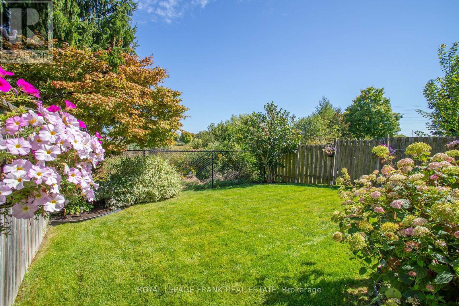 












33 BEXLEY CRESCENT E

,
Whitby (Brooklin),




Ontario
L1M2C7

